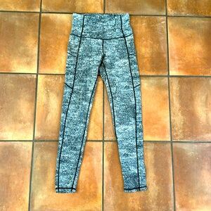 Two pairs of never worn Zelle leggings. The colorful one is capri
Size smalll